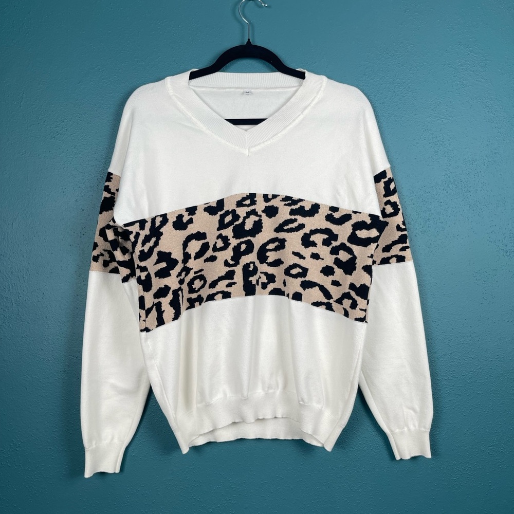 Soft and Comfy White and Leopard Sweatshirt - No Brand or Tag